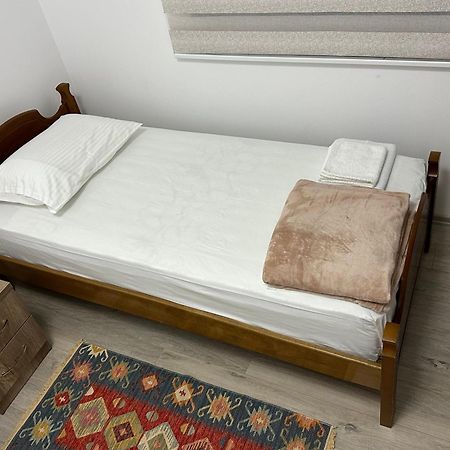 Lola'S Rooms Gjirokaster Bagian luar foto