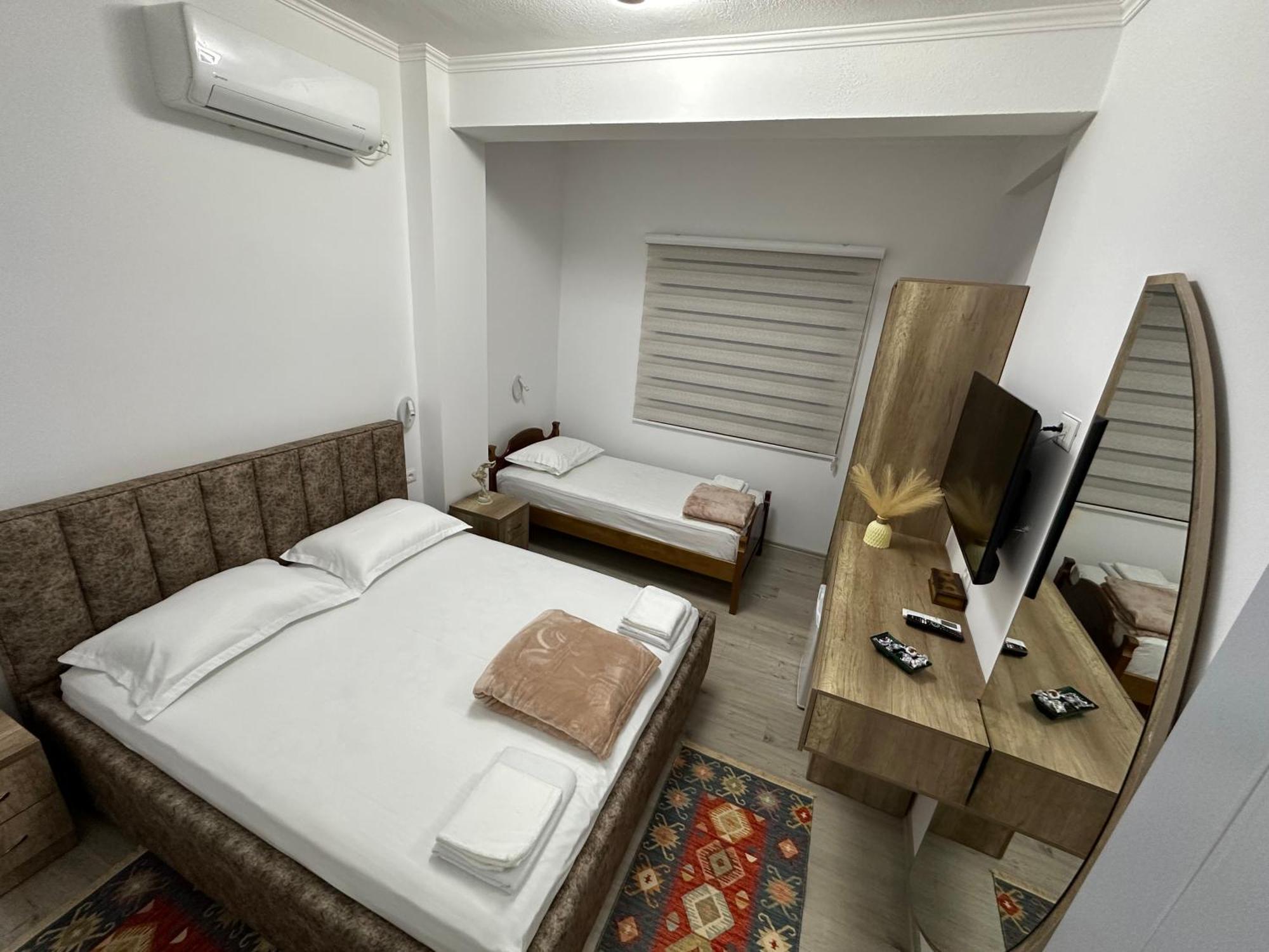 Lola'S Rooms Gjirokaster Bagian luar foto