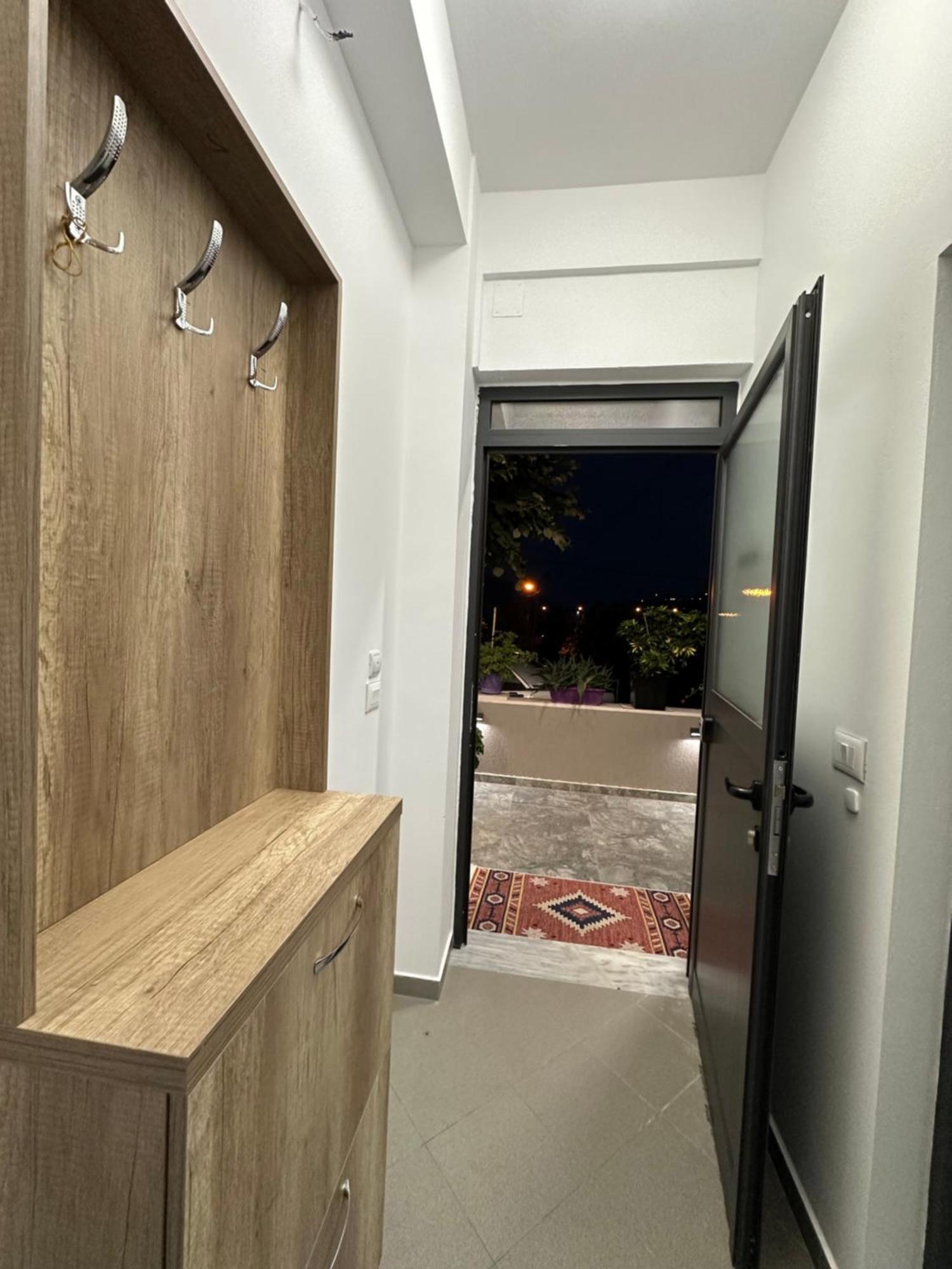 Lola'S Rooms Gjirokaster Bagian luar foto
