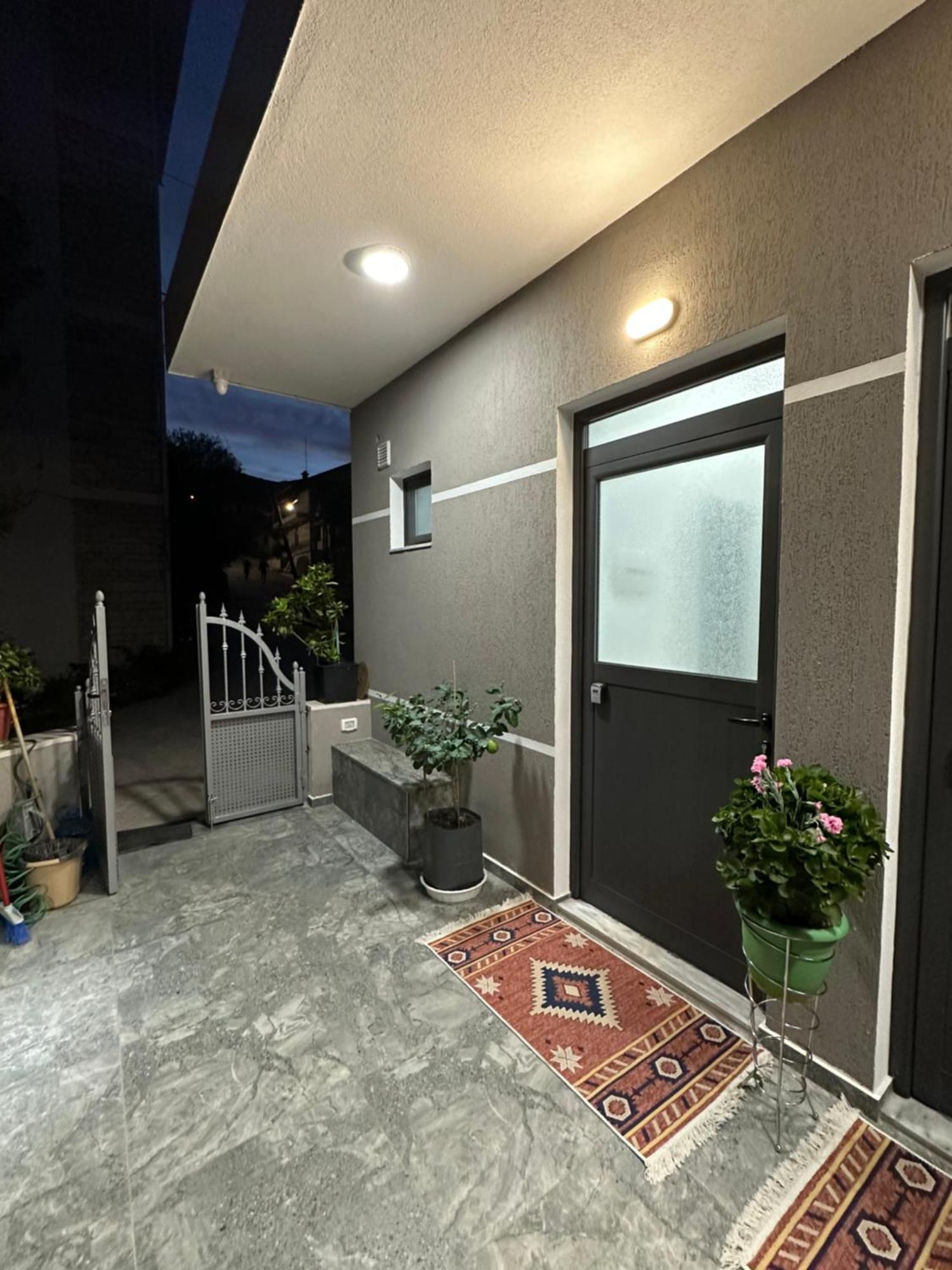 Lola'S Rooms Gjirokaster Bagian luar foto