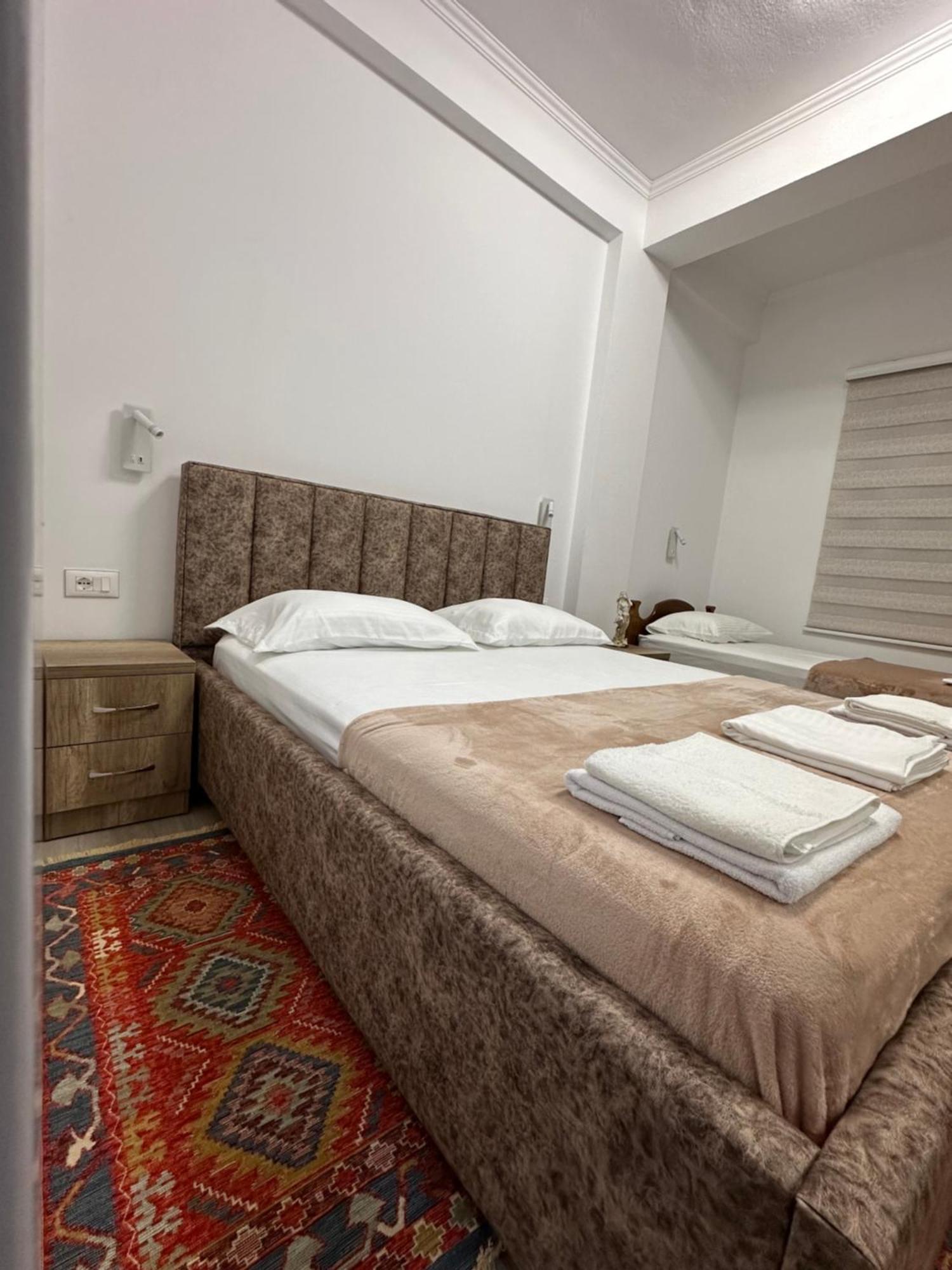 Lola'S Rooms Gjirokaster Bagian luar foto