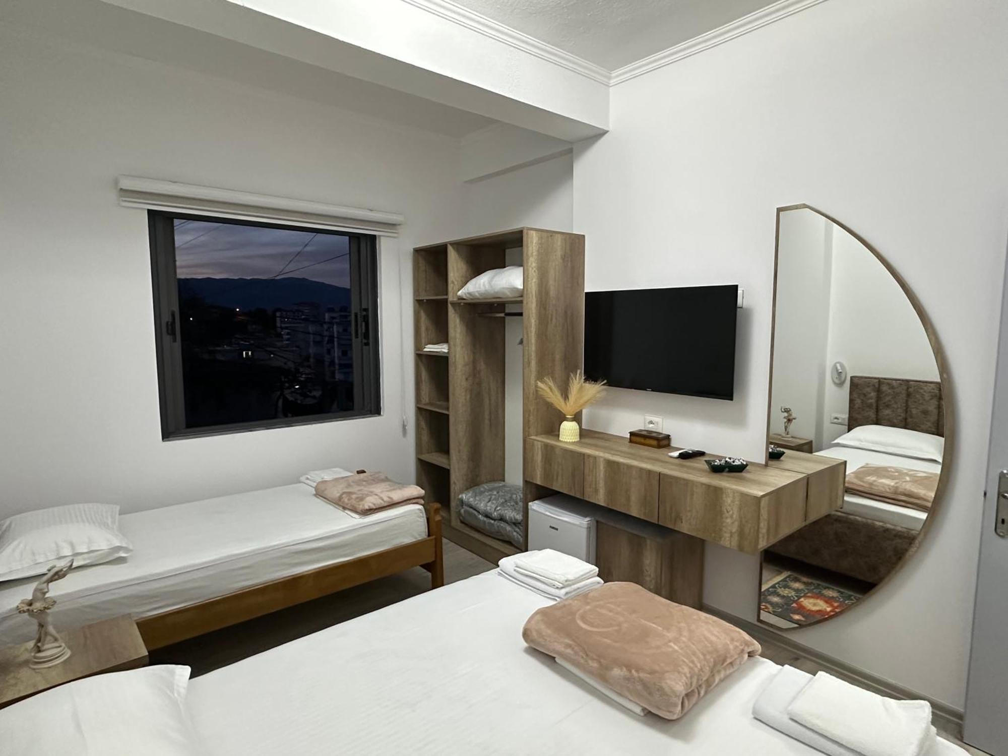 Lola'S Rooms Gjirokaster Bagian luar foto