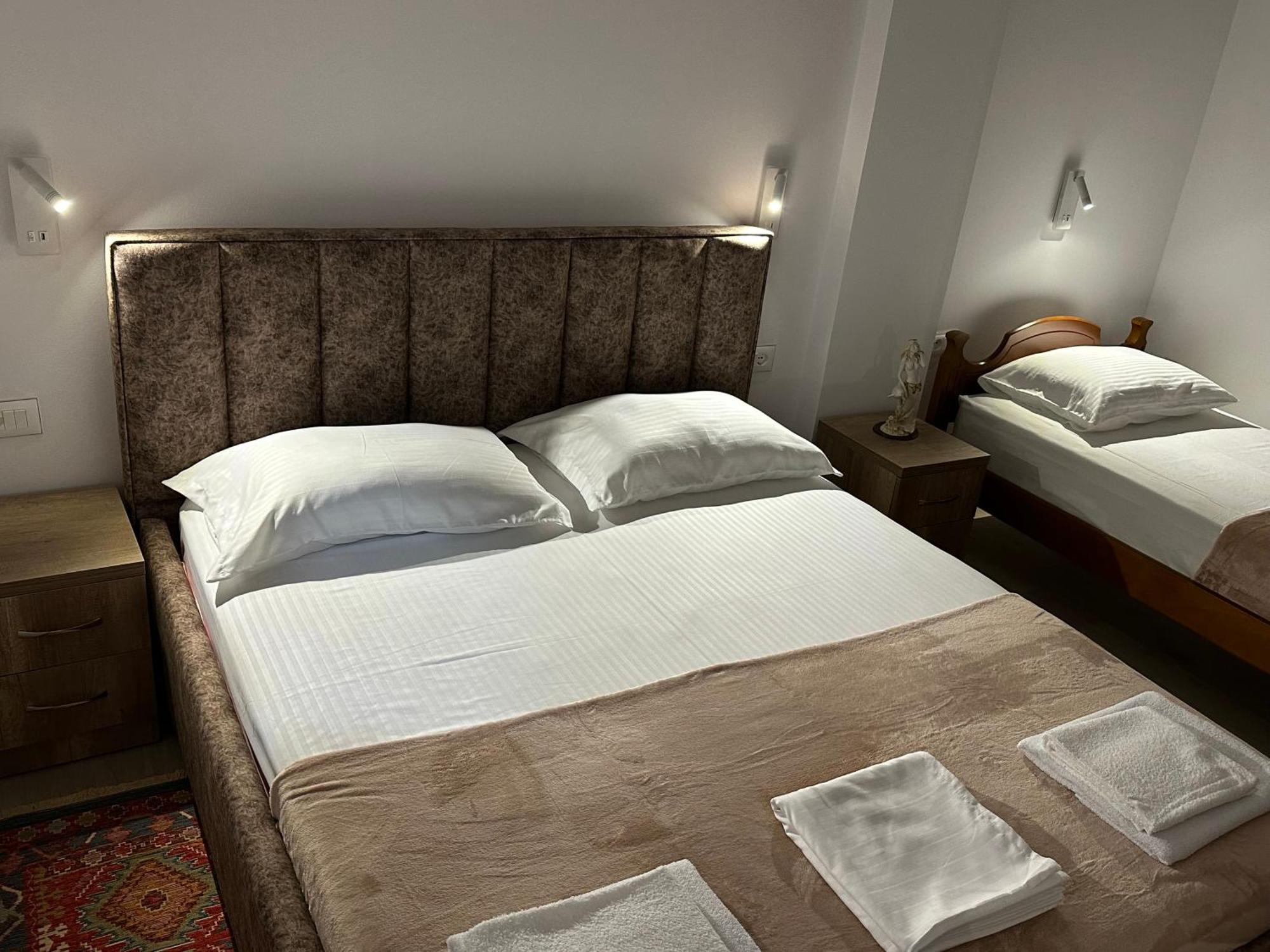 Lola'S Rooms Gjirokaster Bagian luar foto