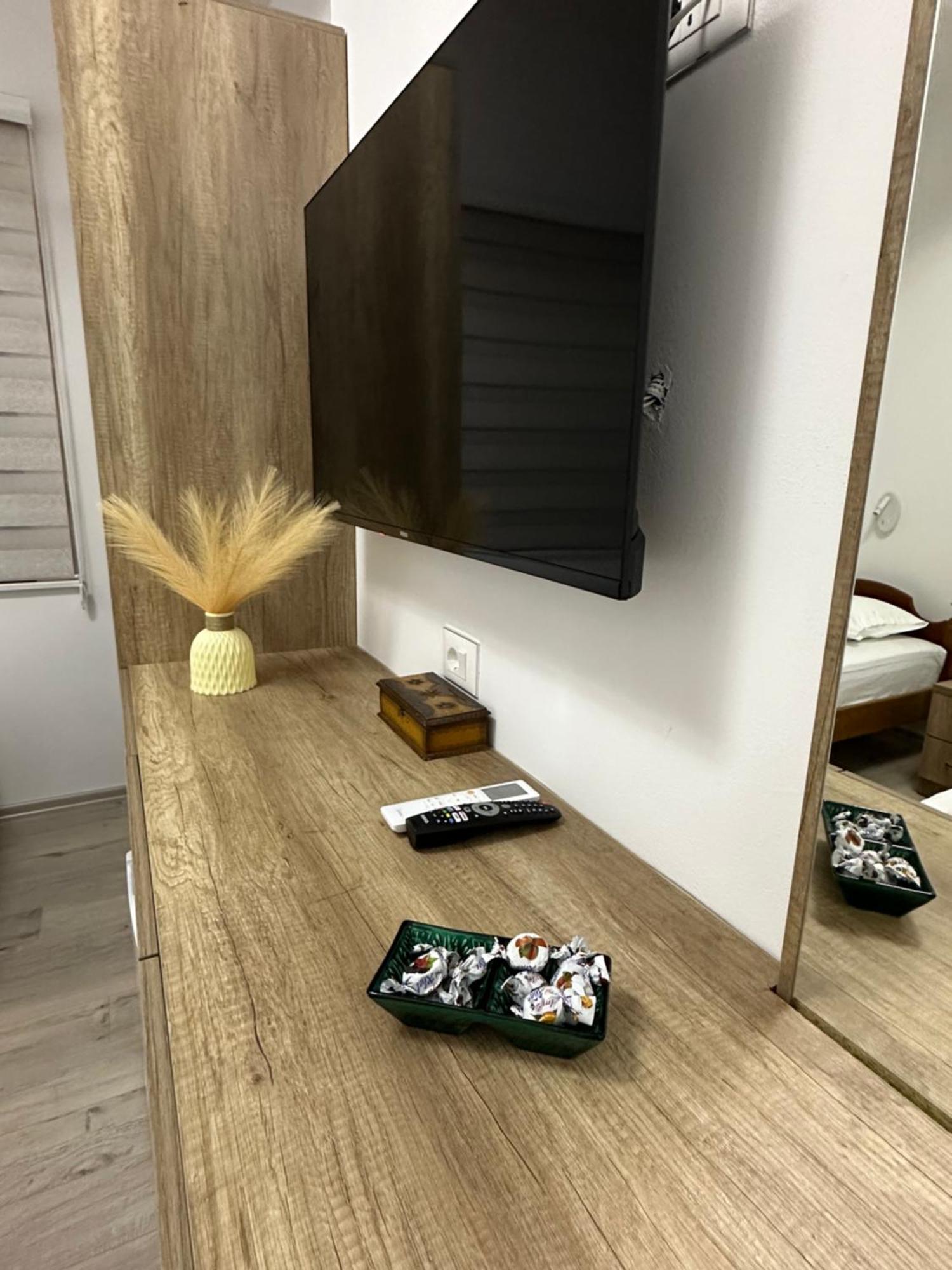Lola'S Rooms Gjirokaster Bagian luar foto