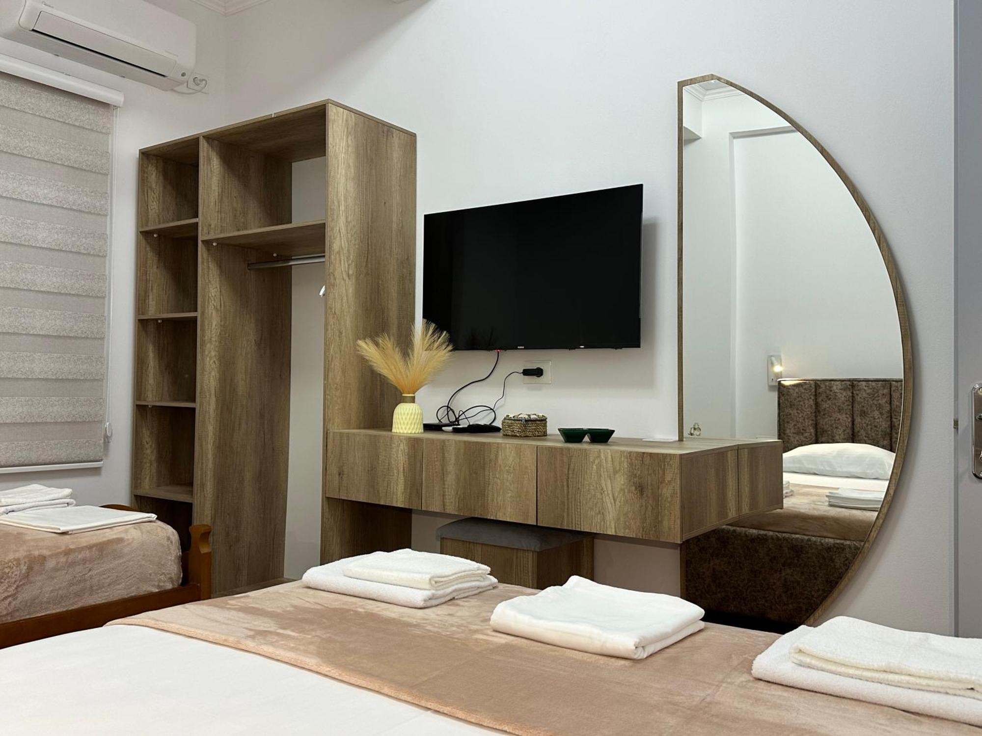 Lola'S Rooms Gjirokaster Bagian luar foto
