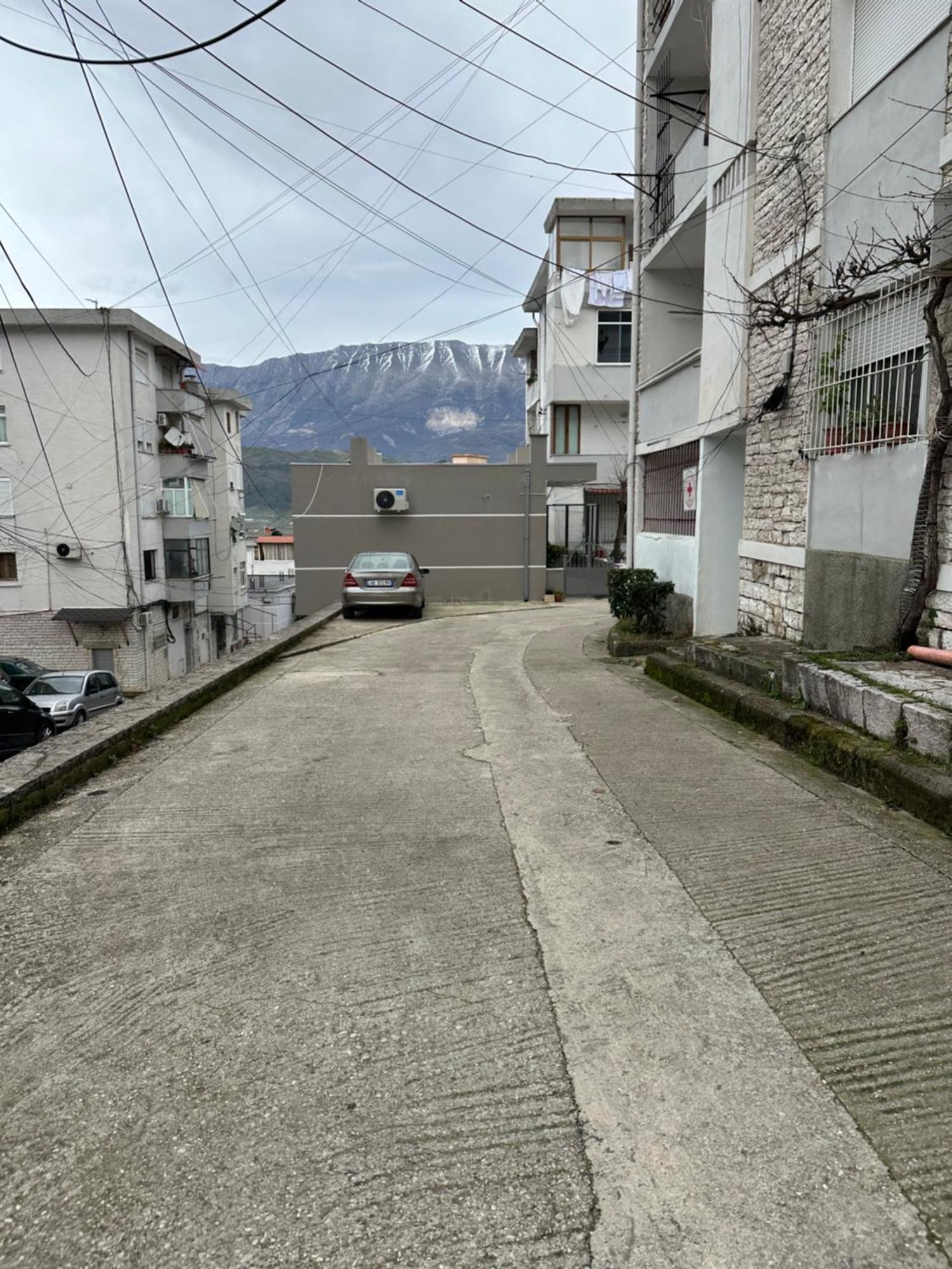Lola'S Rooms Gjirokaster Bagian luar foto