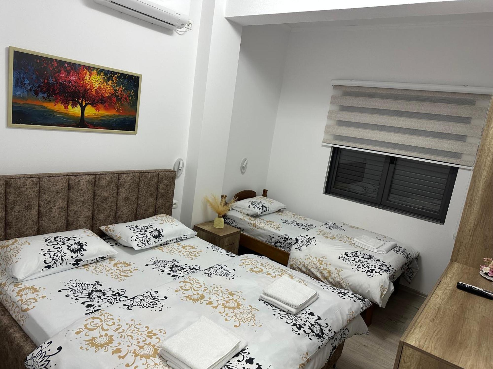 Lola'S Rooms Gjirokaster Bagian luar foto